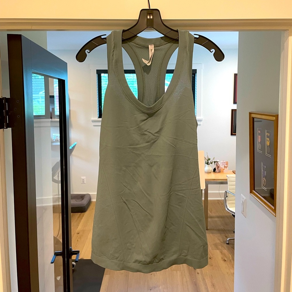 Athleta Momentum Tank *NWT*